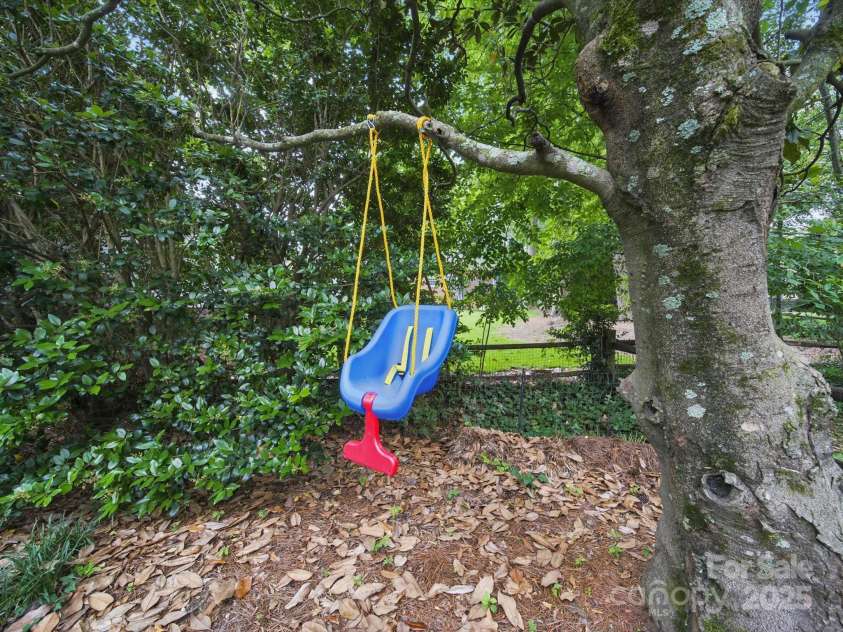 2026 Knell Drive, Charlotte, NC 28212.  MLS# CAR4264112, YatesRealty ID 17149. 