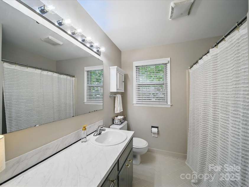 2026 Knell Drive, Charlotte, NC 28212.  MLS# CAR4264112, YatesRealty ID 17149. Full Bath