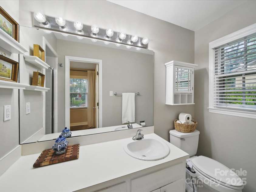 2026 Knell Drive, Charlotte, NC 28212.  MLS# CAR4264112, YatesRealty ID 17149. Owner's Full Bath