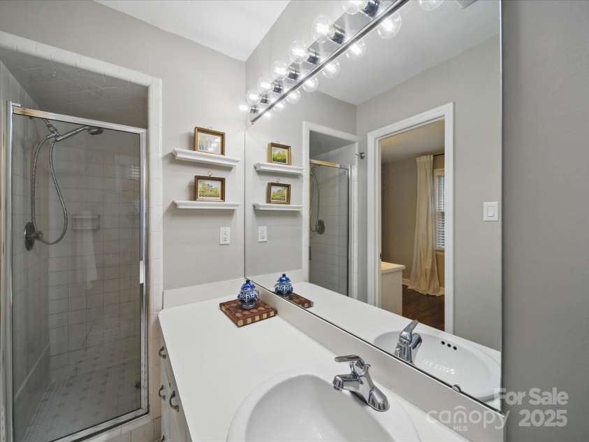 2026 Knell Drive, Charlotte, NC 28212.  MLS# CAR4264112, YatesRealty ID 17149. Owner's Full Bath