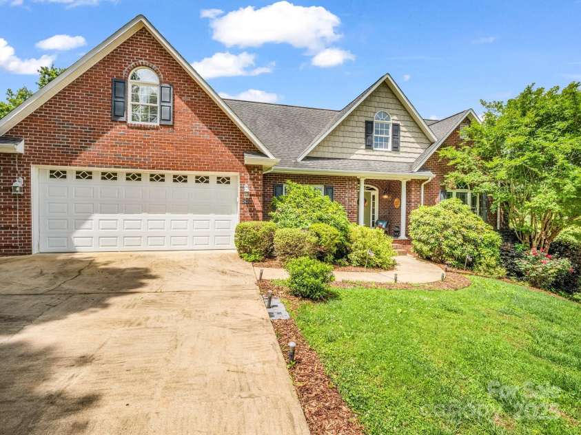262 Woodridge Drive, Rutherfordton, NC 28139.  MLS# CAR4258071, YatesRealty ID 17150. Garage