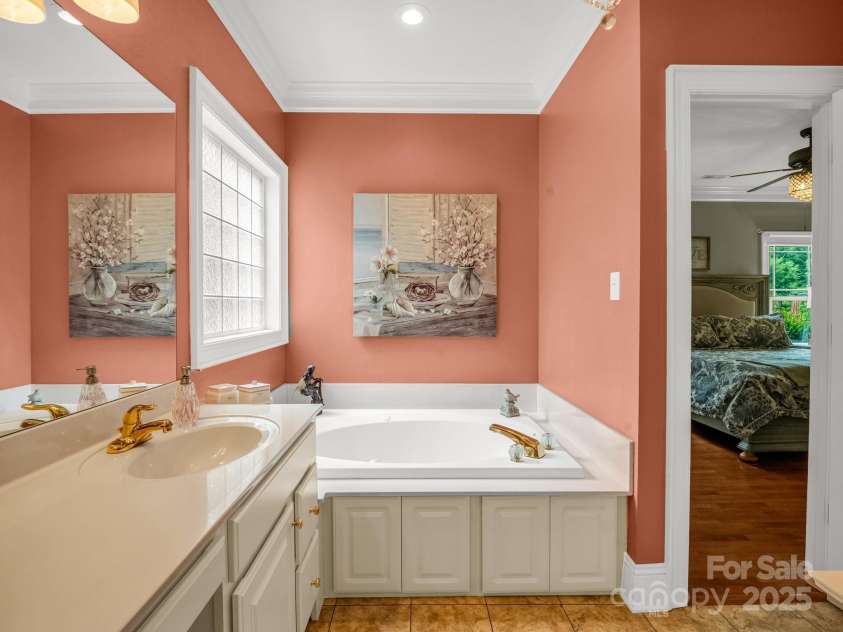 262 Woodridge Drive, Rutherfordton, NC 28139.  MLS# CAR4258071, YatesRealty ID 17150. Primary Bath