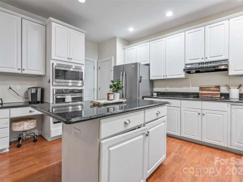 5233 Fairvista Drive, Charlotte, NC 28269.  MLS# CAR4263499, YatesRealty ID 17154. 