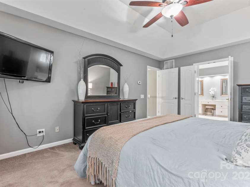 5233 Fairvista Drive, Charlotte, NC 28269.  MLS# CAR4263499, YatesRealty ID 17154. 
