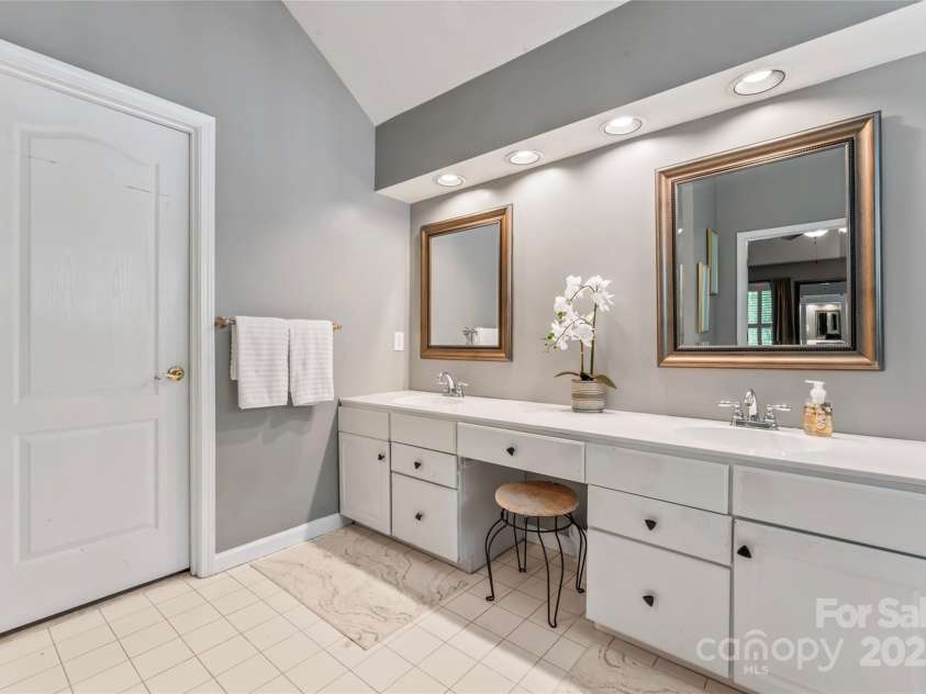 5233 Fairvista Drive, Charlotte, NC 28269.  MLS# CAR4263499, YatesRealty ID 17154. 