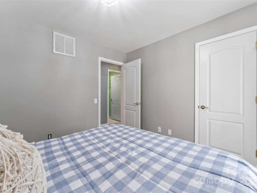 5233 Fairvista Drive, Charlotte, NC 28269.  MLS# CAR4263499, YatesRealty ID 17154. 