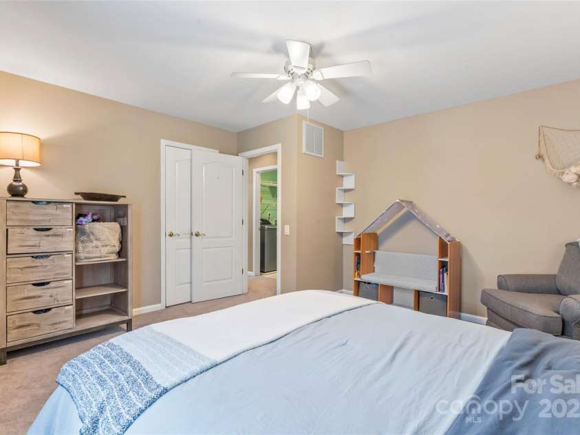 5233 Fairvista Drive, Charlotte, NC 28269.  MLS# CAR4263499, YatesRealty ID 17154. 