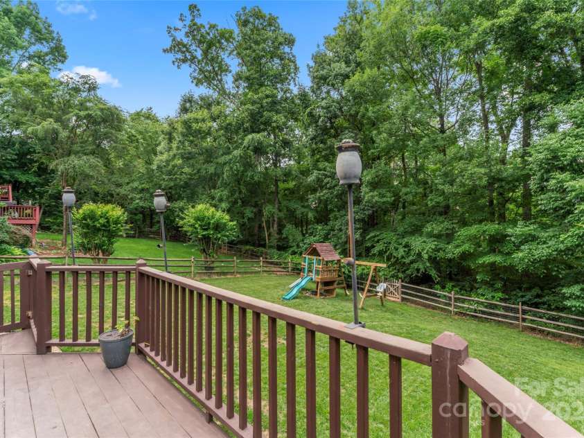 5233 Fairvista Drive, Charlotte, NC 28269.  MLS# CAR4263499, YatesRealty ID 17154. 