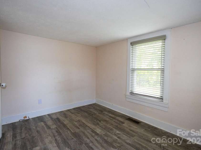 948 Riceville Road, Asheville, NC 28805.  MLS# CAR4311610, YatesRealty ID 17155. 