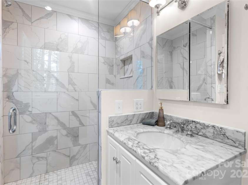 5162 Lincrest Place, Charlotte, NC 28211.  MLS# CAR4257616, YatesRealty ID 17159. 