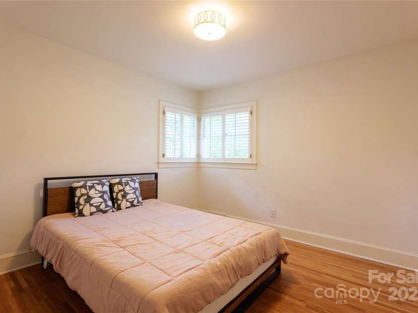 5162 Lincrest Place, Charlotte, NC 28211.  MLS# CAR4257616, YatesRealty ID 17159. 