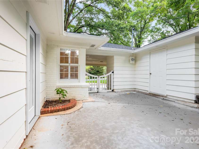 5162 Lincrest Place, Charlotte, NC 28211.  MLS# CAR4257616, YatesRealty ID 17159. 