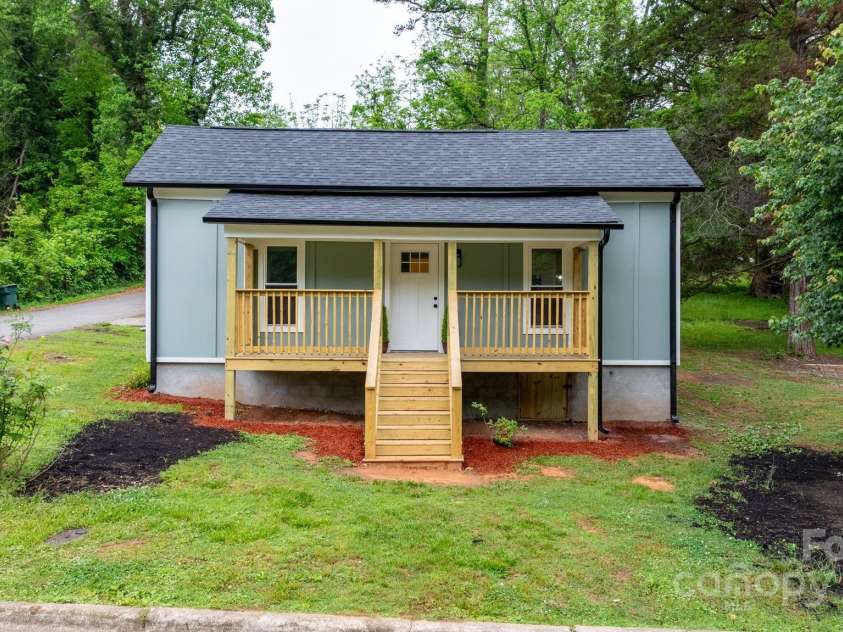 18 Coulter Avenue, Newton, NC 28658.  MLS# CAR4258157, YatesRealty ID 17160. 
