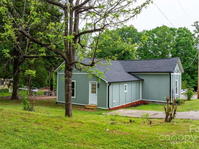 18 Coulter Avenue, Newton, NC 28658.  MLS# CAR4258157, YatesRealty ID 17160. 