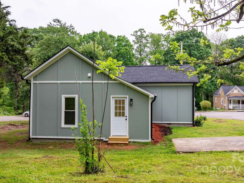18 Coulter Avenue, Newton, NC 28658.  MLS# CAR4258157, YatesRealty ID 17160. 