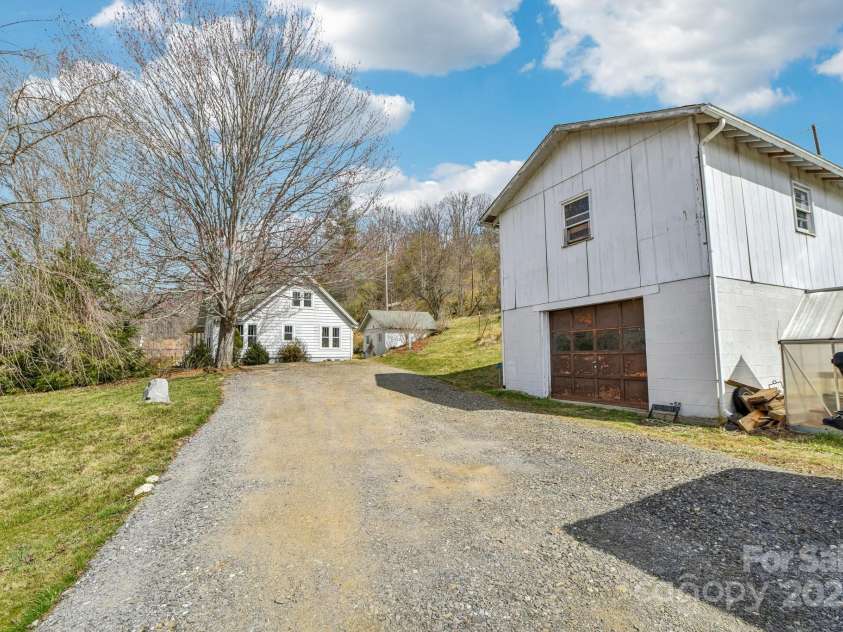 55 Jones Farm Drive, Burnsville, NC 28714.  MLS# CAR4231156, YatesRealty ID 17163. 