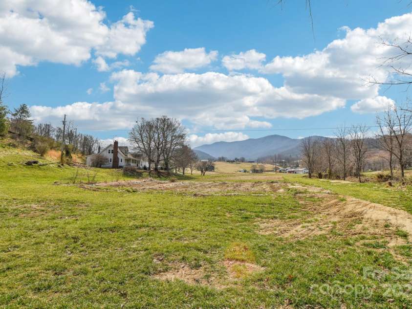 55 Jones Farm Drive, Burnsville, NC 28714.  MLS# CAR4231156, YatesRealty ID 17163. 