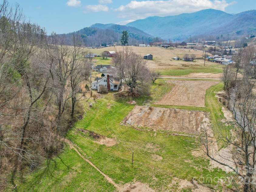 55 Jones Farm Drive, Burnsville, NC 28714.  MLS# CAR4231156, YatesRealty ID 17163. 