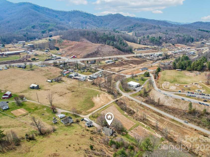 55 Jones Farm Drive, Burnsville, NC 28714.  MLS# CAR4231156, YatesRealty ID 17163. 