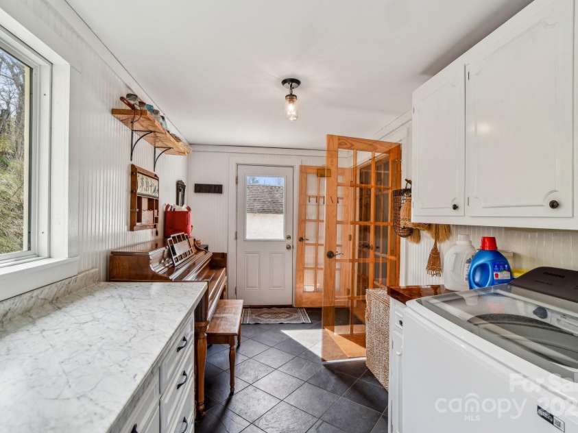 55 Jones Farm Drive, Burnsville, NC 28714.  MLS# CAR4231156, YatesRealty ID 17163. 