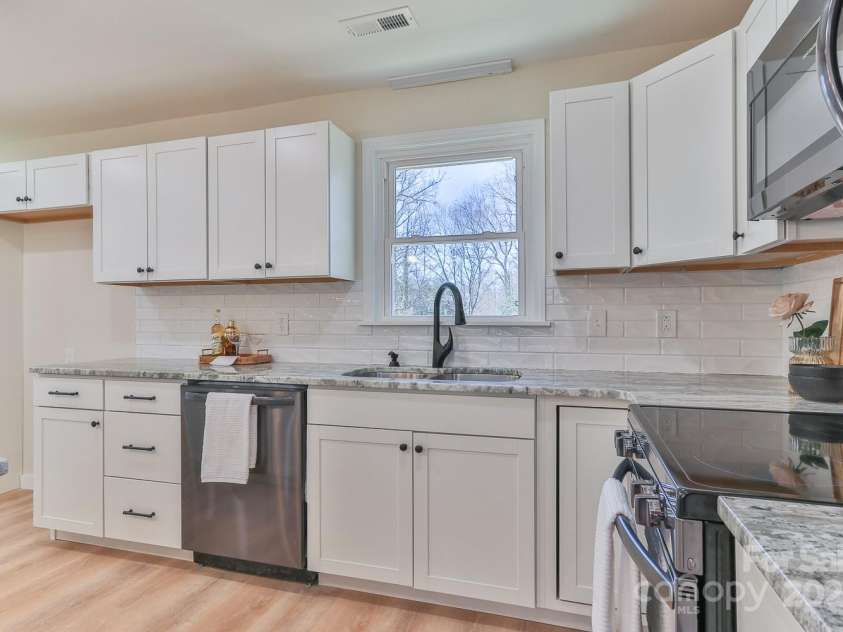 3617 12th Street Drive, Hickory, NC 28601.  MLS# CAR4223807, YatesRealty ID 17168. 