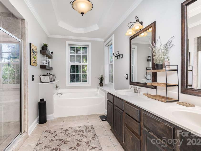 6603 Havencrest Drive, Denver, NC 28037.  MLS# CAR4254703, YatesRealty ID 17173. Primary Bath