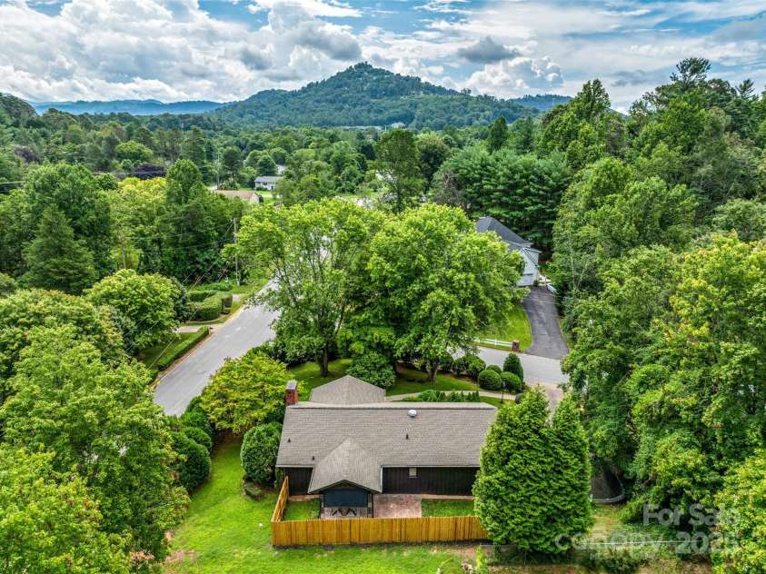3 Acorn Road, Asheville, NC 28804.  MLS# CAR4277368, YatesRealty ID 17174. 