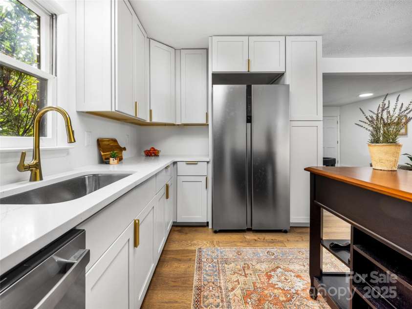 3 Acorn Road, Asheville, NC 28804.  MLS# CAR4277368, YatesRealty ID 17174. Updated fixtures.