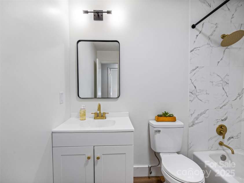 3 Acorn Road, Asheville, NC 28804.  MLS# CAR4277368, YatesRealty ID 17174. Updated with stylish tile work.