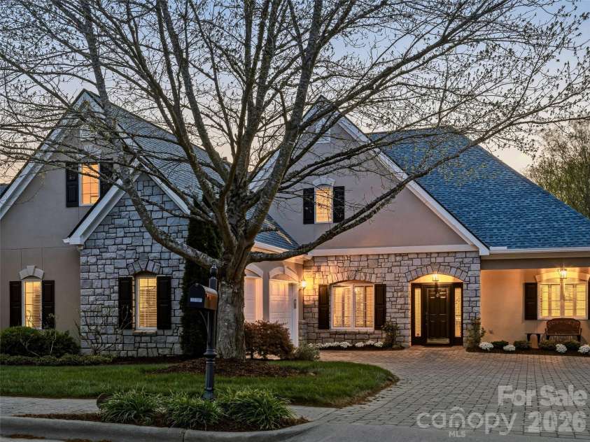 33 Tiverton Lane, Asheville, NC 28803.  MLS# CAR4370215, YatesRealty ID 17174. 