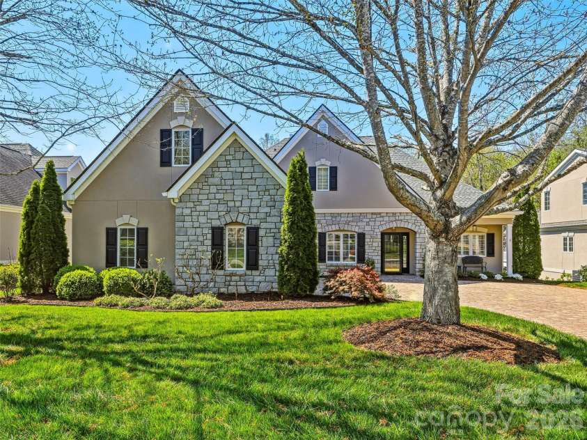33 Tiverton Lane, Asheville, NC 28803.  MLS# CAR4370215, YatesRealty ID 17174. 