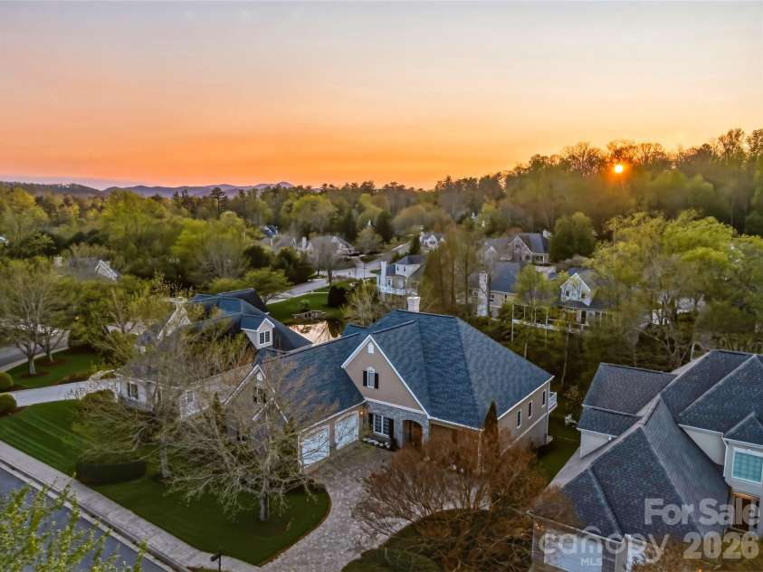 33 Tiverton Lane, Asheville, NC 28803.  MLS# CAR4370215, YatesRealty ID 17174. 