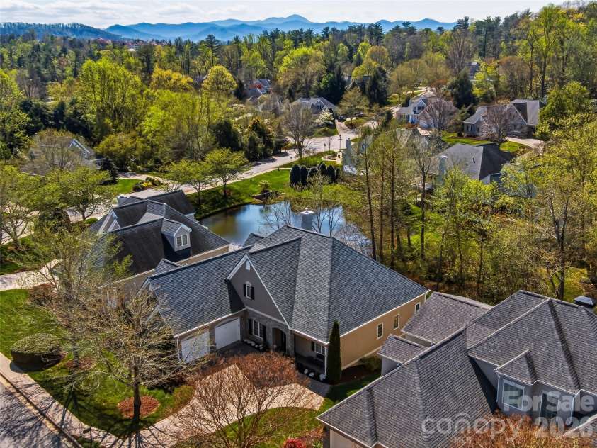 33 Tiverton Lane, Asheville, NC 28803.  MLS# CAR4370215, YatesRealty ID 17174. 