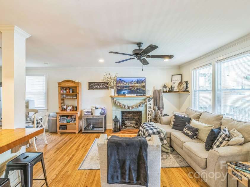 432 4th Street Place, Hickory, NC 28602.  MLS# CAR4265874, YatesRealty ID 17176. 