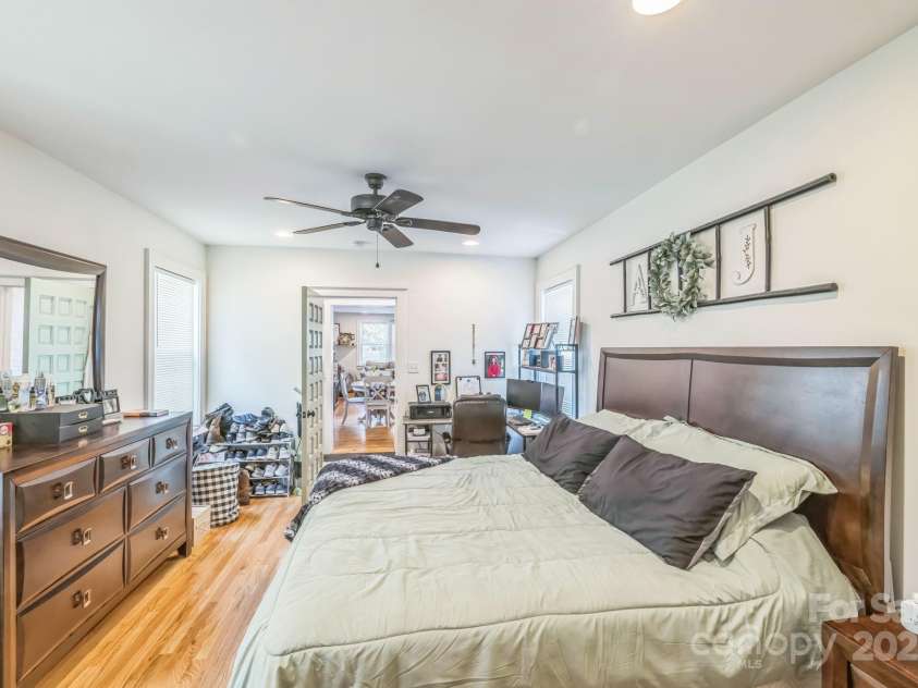 432 4th Street Place, Hickory, NC 28602.  MLS# CAR4265874, YatesRealty ID 17176. 
