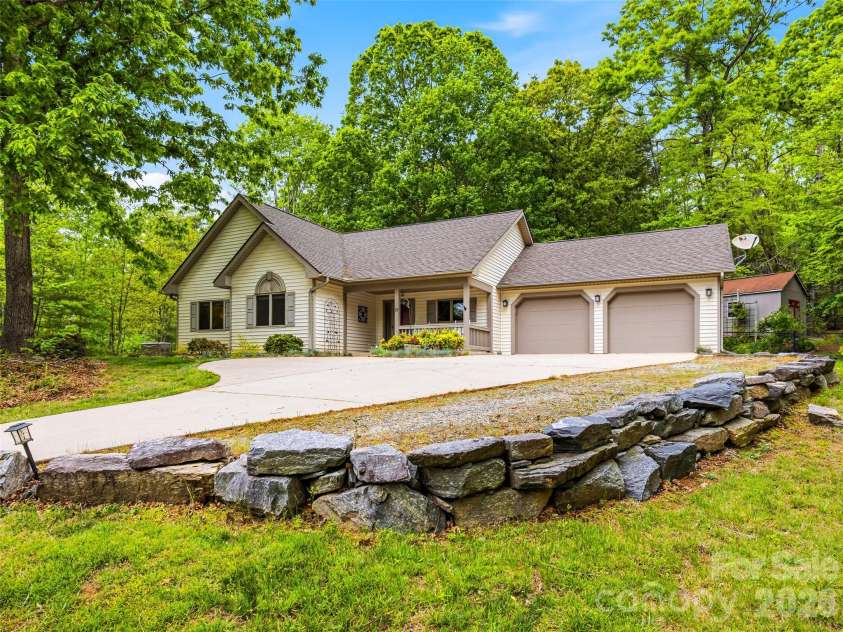 19 Doshia Lane, Fletcher, NC 28732.  MLS# CAR4376164, YatesRealty ID 17182. 