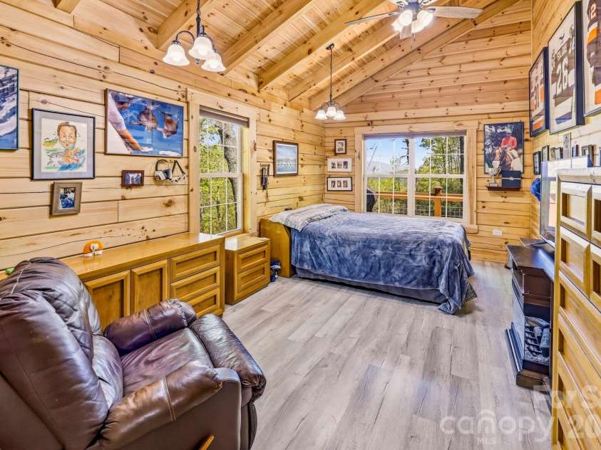 20 Laurel Cottage Lane, Black Mountain, NC 28711.  MLS# CAR4373122, YatesRealty ID 17184. 