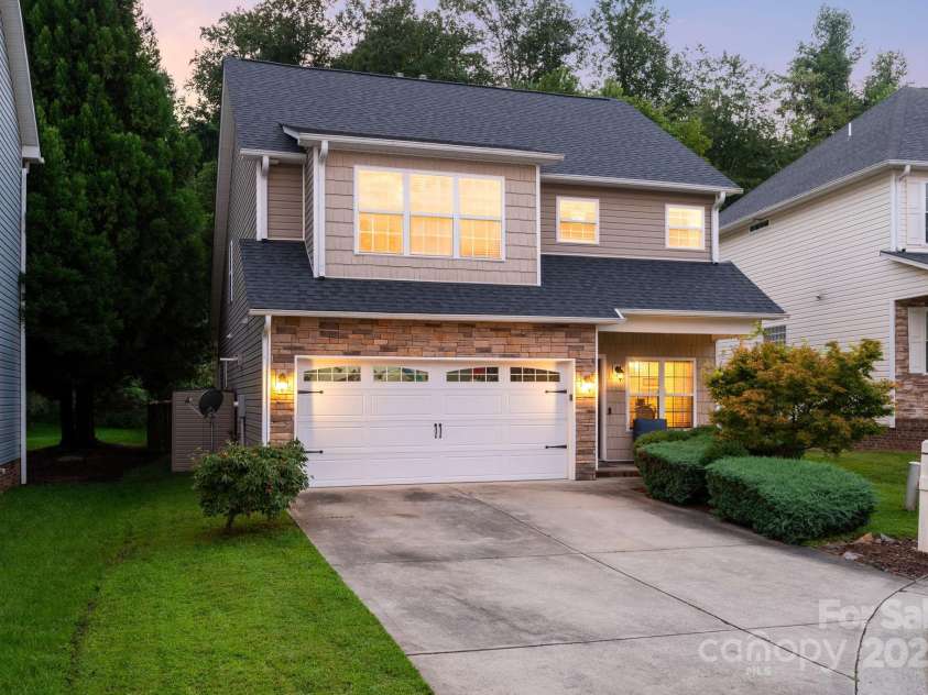 11 Dansford Lane, Arden, NC 28704.  MLS# CAR4295929, YatesRealty ID 17185. Wonderful Home On a Quiet Cul-de-Sac In Waightstill Mountain Neighborhood