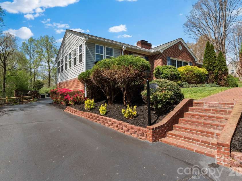 734 Oakland Drive, Elkin, NC 28621.  MLS# CAR4365449, YatesRealty ID 17186. 
