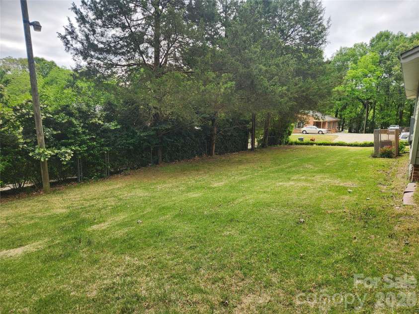 1404 Mauney Avenue, Gastonia, NC 28052.  MLS# CAR4374899, YatesRealty ID 17187. Large side yard