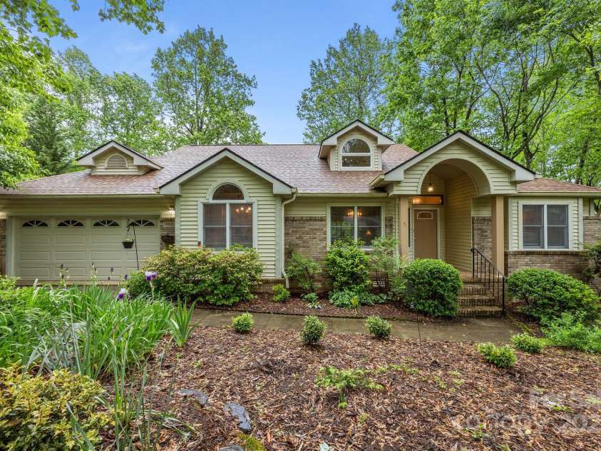 5 Governors Drive, Hendersonville, NC 28791.  MLS# CAR4257996, YatesRealty ID 17187. 