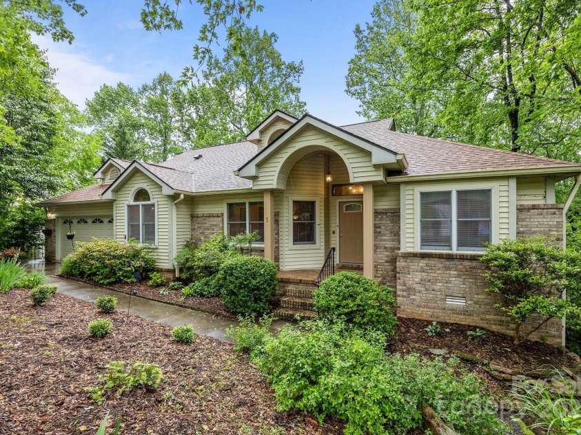 5 Governors Drive, Hendersonville, NC 28791.  MLS# CAR4257996, YatesRealty ID 17187. 