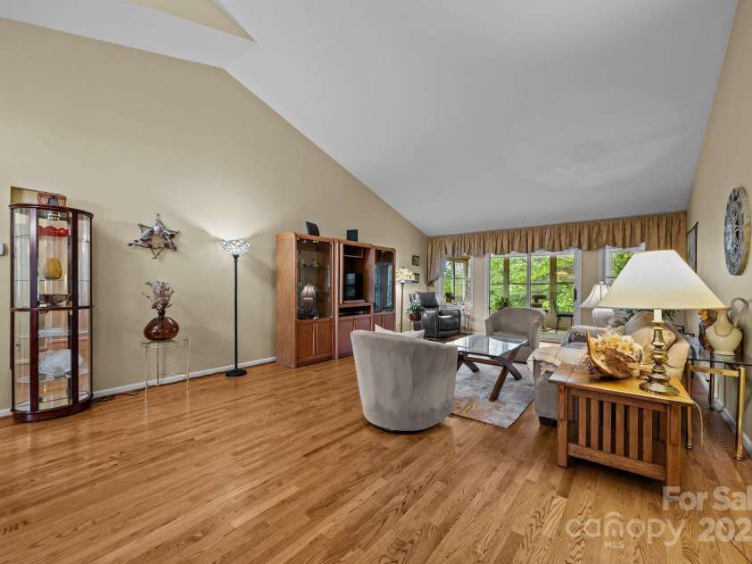 5 Governors Drive, Hendersonville, NC 28791.  MLS# CAR4257996, YatesRealty ID 17187. 