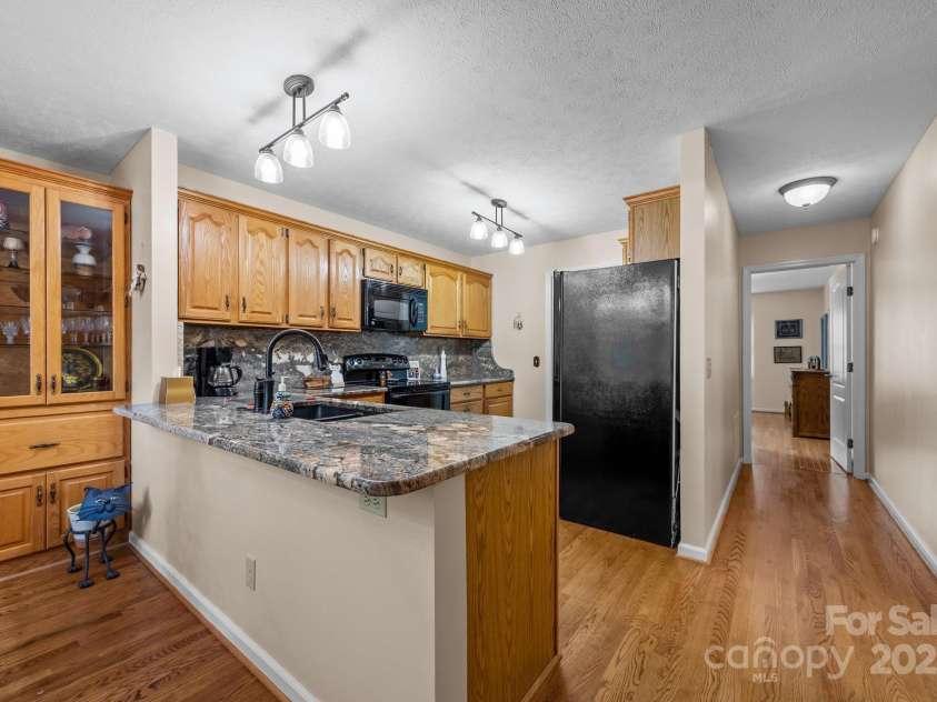 5 Governors Drive, Hendersonville, NC 28791.  MLS# CAR4257996, YatesRealty ID 17187. 