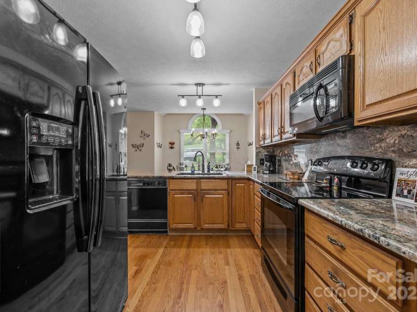 5 Governors Drive, Hendersonville, NC 28791.  MLS# CAR4257996, YatesRealty ID 17187. 