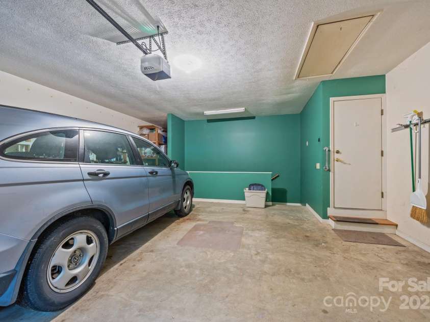 5 Governors Drive, Hendersonville, NC 28791.  MLS# CAR4257996, YatesRealty ID 17187. 