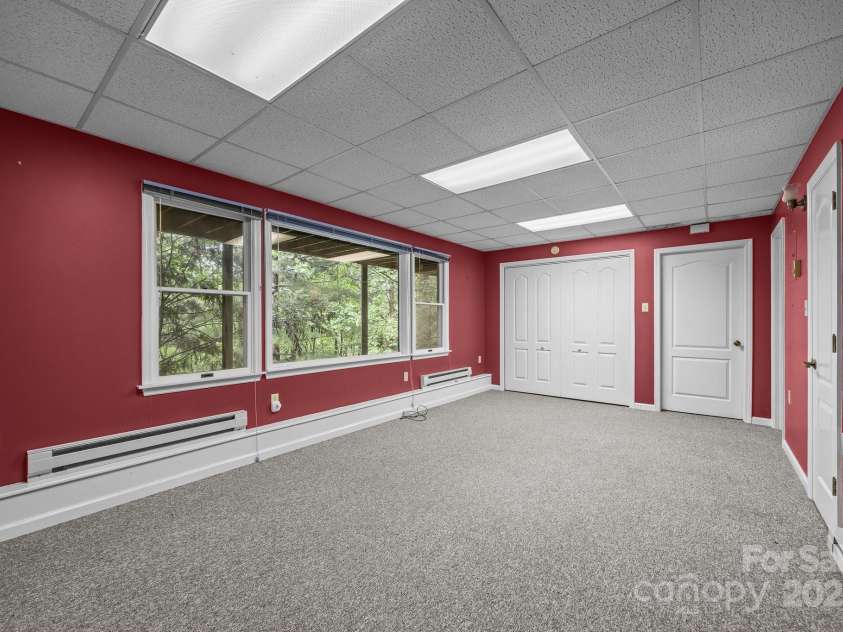 5 Governors Drive, Hendersonville, NC 28791.  MLS# CAR4257996, YatesRealty ID 17187. 