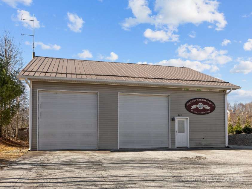 5 Governors Drive, Hendersonville, NC 28791.  MLS# CAR4257996, YatesRealty ID 17187. 