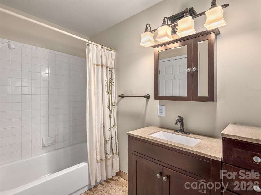 110 Glengary Drive, Flat Rock, NC 28731.  MLS# CAR4351379, YatesRealty ID 17194. Primary Bath