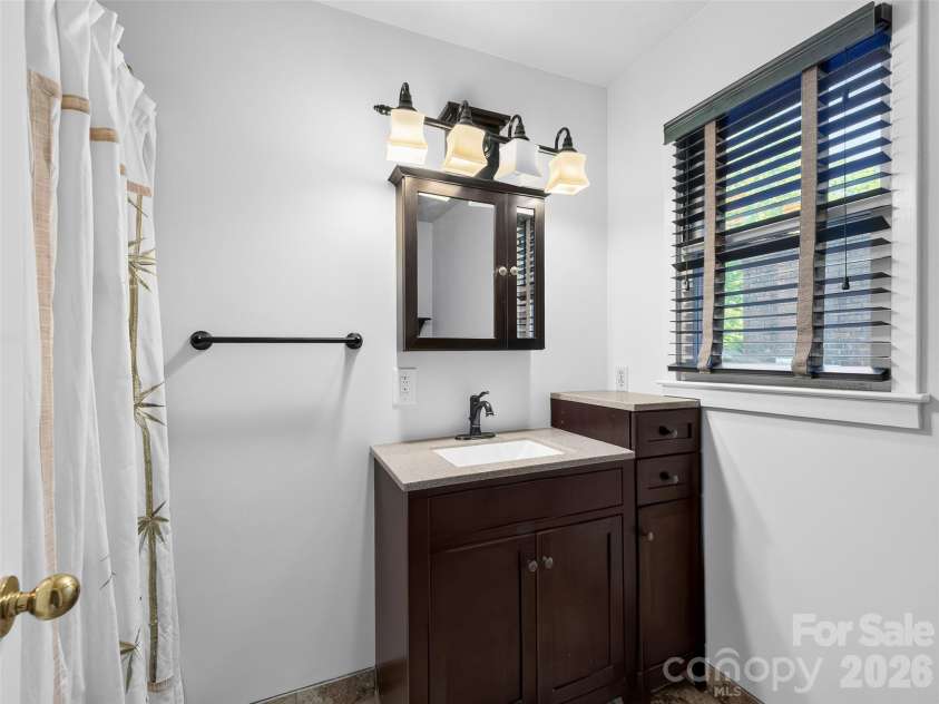 110 Glengary Drive, Flat Rock, NC 28731.  MLS# CAR4351379, YatesRealty ID 17194. Primary Bath